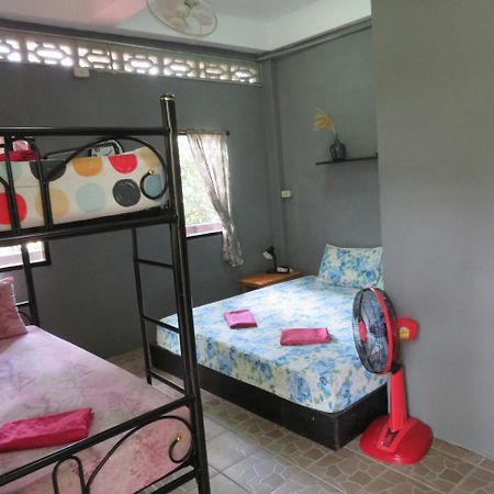 Same Same Guesthouse, Bar & Restaurant (Adults Only) Хаад Рин Экстерьер фото